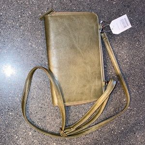 Brand New Purse. Lots of pockets!